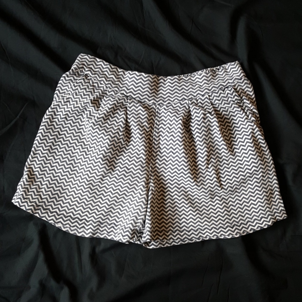 Used Tea Collection Girls Chevron Pull-On Shorts